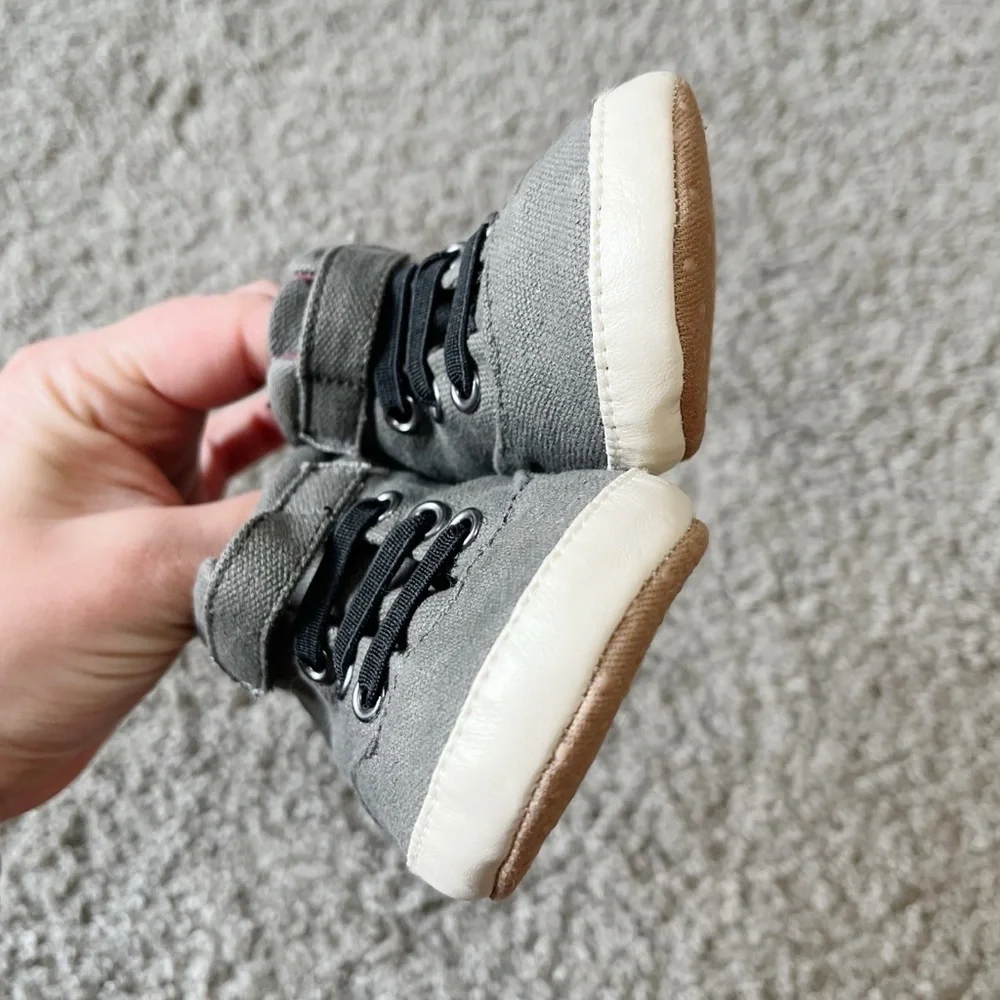 Old Navy Infant Boys Soft Sole High Top Sneakers Grey Size 18-24 Months NEW